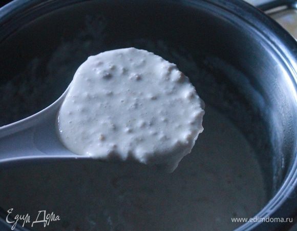 Яйца взбить до эмульсии, добавить соль, сахар, масло и соду. Перемешать с овсяно-манной смесью и выпекать небольшие оладушки. 
Не стоит их делать большими, потому что оладушки получаются нежными и хрупкими и при переворачивании они могут порваться.