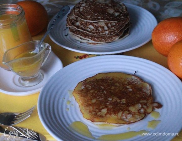 Эти оладушки можно подавать с вареньем, сгущенкой или сметаной. А можно приготовить соус из апельсинов.