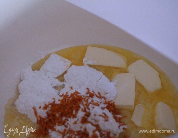 Для соуса масло, сахарную пудру, цедру двух апельсинов положить в кастрюлю с толстым дном и нагревать при средней температуре 5 минут.