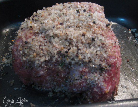 Натереть мясо сливочным маслом, посыпать солью со специями.
Запекать в духовке на среднем уровне из расчета 5 минут на 500 грамм мяса, у меня кусок 1200 грамм и запекала ровно 12 минут. Духовку выключить и оставить закрытой на 2 часа (духовку не открывать!). Мясо достать, отряхнуть от излишка соли.