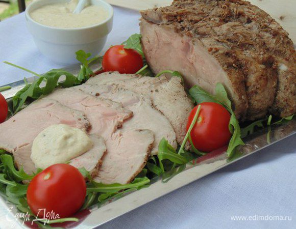 Соус из тунца: консервированный тунец (масло слить), каперсы, анчоусы и майонез пробить погружным блендером. Охлажденные тонкие ломтики мяса подавать с соусом из тунца.