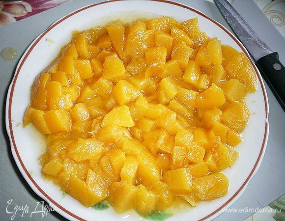 Для пропитки смешиваем персиковый сироп с коньяком, пропитываем коржи при помощи чайной ложечки или силиконовой кисточки.
Персики нарезаем мелким кубиком.