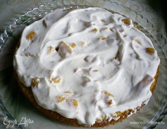 Теперь наносим треть сметанного крема. Затем снова бисквит, оставшиеся персики, крем, бисквит и крем.
