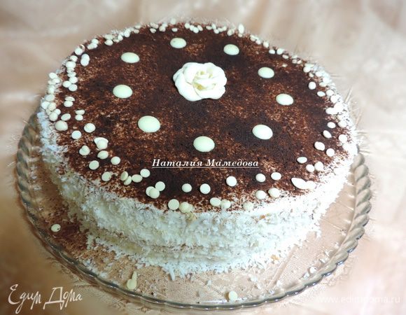 Готовый торт обмазываем кремом, выравниваем, украшаем по желанию.
Я верх торта посыпала какао через ситечко, украсила белыми шоколадными дисками и капельками, роза - попытка подружится с шоколадной мастикой из белого шоколада.