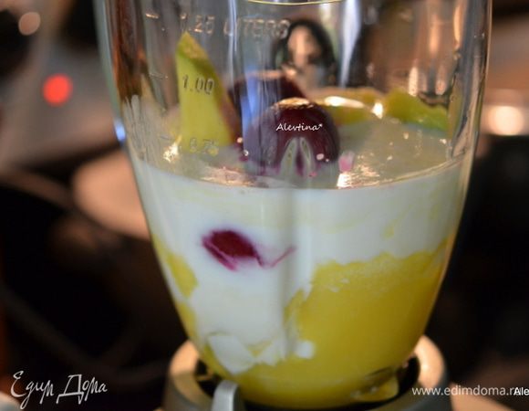 Свекла желательно небольшая, очищенная и готовая. У меня мини, как китайка размер (брала 3 шт.). Манго и банан желательно спелые. При отсутствие в продаже свежего манго или замороженного кусочками, можно заменить на 1/2 стакана не сладкого яблочного пюре. Все сложить в блендер.