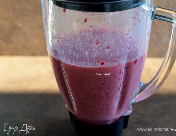 Взбить все очищенные фрукты, овощи, йогурт и мед до пюреобразного состояния.