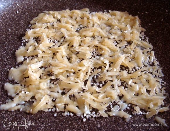 Сверху равномерно сыр. Не много, чтобы получилась "воздушная сеточка".