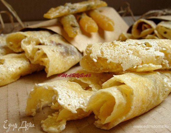 И так каждую порцию. Охладить. Но не убирать в холодильник, тогда трубочки перестанут быть хрустящими.