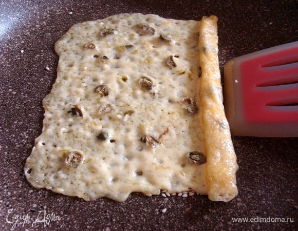 Еще я попробовала сделать трубочку из более толстого слоя сыра. Не доводила его до кипения, просто расплавила и свернула. Это для того, чтобы понять, можно ли на сковороде сделать то, что я предыдущий раз делала в духовке. Можно! Тут у меня правда совсем тоненькие палочки получились, но можно и толще сделать и это легче чем потом снимать сыр с пекарской бумаги. Хотя тоже нужна усидчивость.