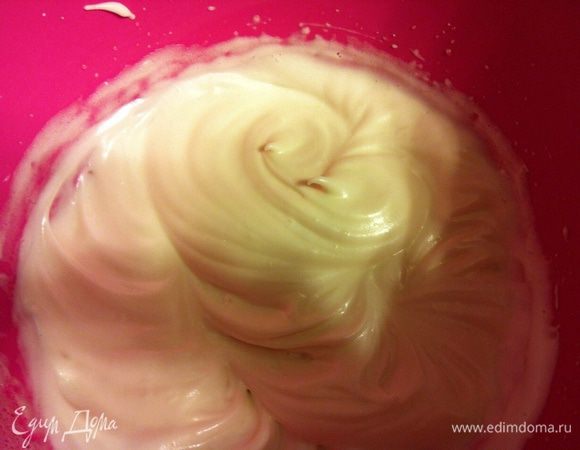 Мед разогреть в микроволновке, один белок взбить в крепкую пену, после тонкой струйкой ввести горячий мед взбивая при этом, все взбить до плотных пиков.