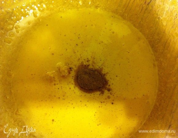 В отдельной посуде желток растереть с 1 ст. л. сахара добавить лимонную цедру и корицу.