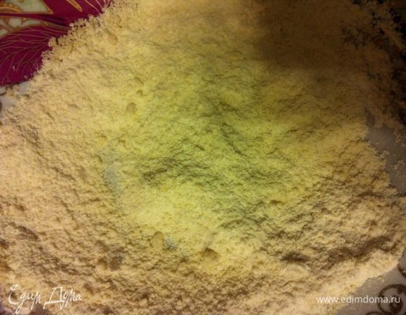 Просеять муку, разрыхлитель, миндальную муку.