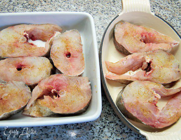 Стейки рыбы присыпать лимонным перцем и морской солью. Форму для запекания смазать тонким слоем оливкового масла и выложить рыбу. Если нет лимонного перца, используйте черный свежемолотый и обязательно сок и цедру лимона.