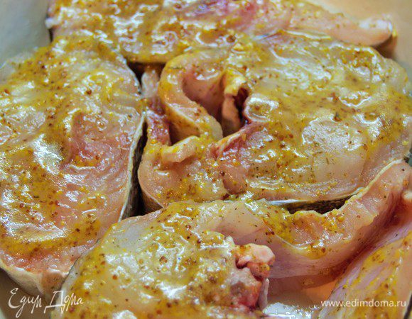 На каждый стейк выложить по 1 чайной ложке соуса и равномерно распределить. Остатки соуса мы используем чуть позже. А пока рыба маринуется, займемся овощами.