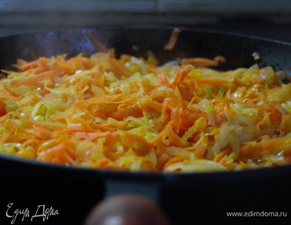 Белую часть порея и репчатый лук нарезать полукольцами. Морковь на крупную терку. Потушить овощи на оливковом масле до мягкости. Не нужно ничего зажаривать!