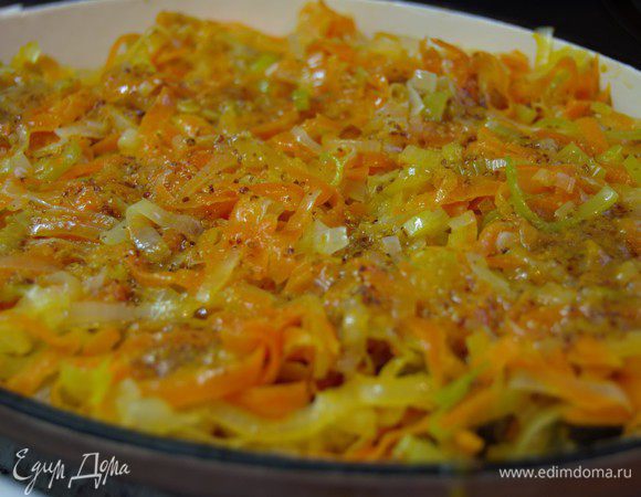 Когда овощи остынут до комнатной температуры, распределите их равномерно поверх рыбы и полейте оставшимся соусом. Запекать 20 минут при температуре 180 градусов. Приятного аппетита!