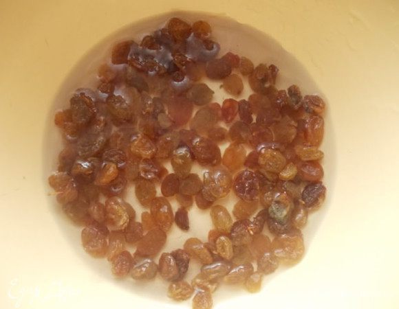 Изюм залить горячей водой и оставить на 20 минут.