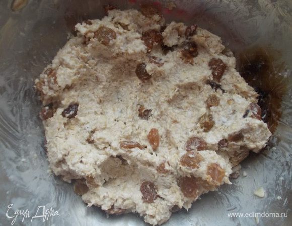 Изюм процедить и смешать с кефирно-овсяной массой.