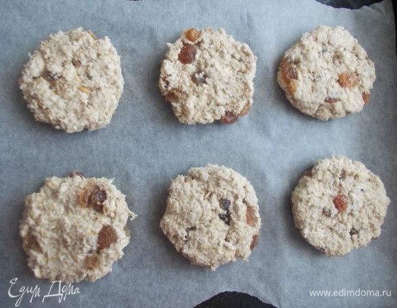 Сформировать печеньки, у меня получилось 6 штук. Отправить в разогретую духовку 170С на 30 минут.