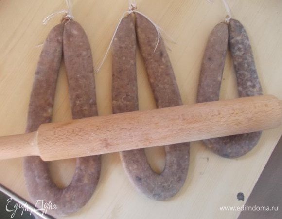 Через неделю начинаем ее вальцевать, чтобы выходил лишний воздух, колбаса становилась тверже и принимала форму. Выкладываем ее на стол и начинаем скалкой раскатывать, не сильно, чтобы не порвать. Когда уже подсохнет и станет тверже, можно и посильнее, уже не стоит боятся. У меня она вялилась чуть больше месяца. Колбаса готова, когда она станет абсолютно твердой.