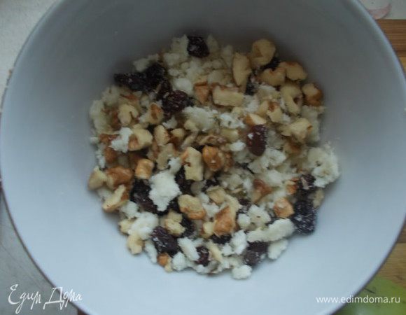 Творог смешать с изюмом, измельченными орехами и медом. Нафаршировать яблоки и отправить запекать 20-30 минут в разогретую духовку до 180С.