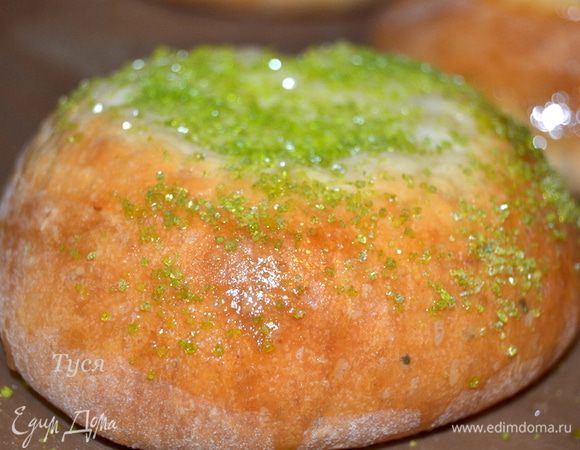 Можно посыпать цветным сахаром или просто пудрой. Пекла их не один раз и разного размера,понравились размером побольше, как то радостней их есть :) Кокосовую стружку не очень то люблю, поэтому мне лично больше понравились с пудрой, с ней нежнее, ничто не хрустит и не нарушает нежнейшую гармонию вкуса :)