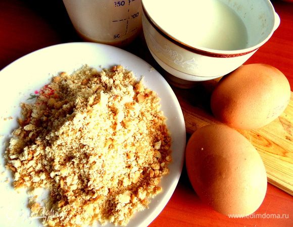 В омлете присутствует крошка из рассыпчатого печенья, 2 ложки внутри и 1-сверху.