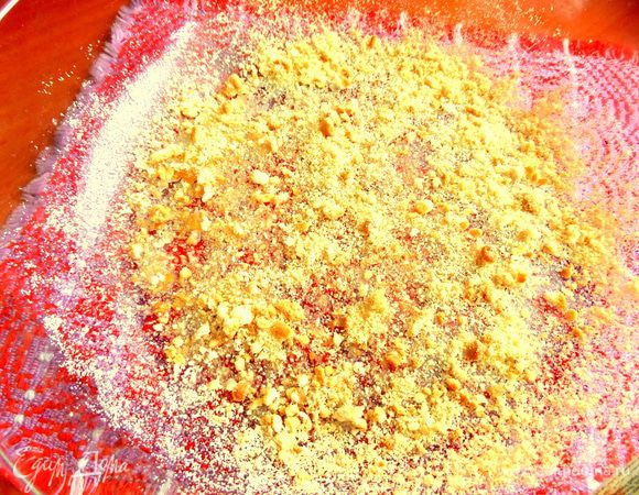 Дно формы для СВЧ смазать растительным маслом без запаха и посыпать крошкой.