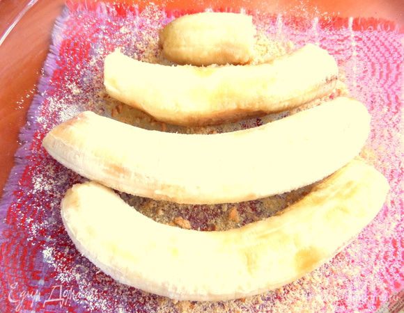 Уложить на дно бананы, сбрызнуть лимонным соком и посыпать пудрой.