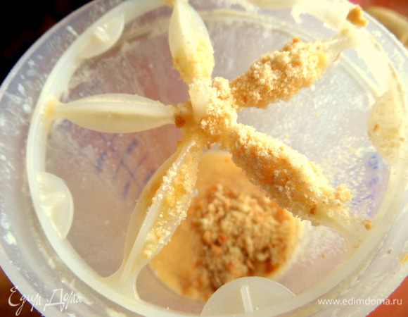 Взбить в шейкере яйца с молоком и немного опять печенья.