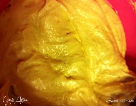 Поочередно добавлять в белковую массу мучную и желтковую вымешивая аккуратно лопаткой.