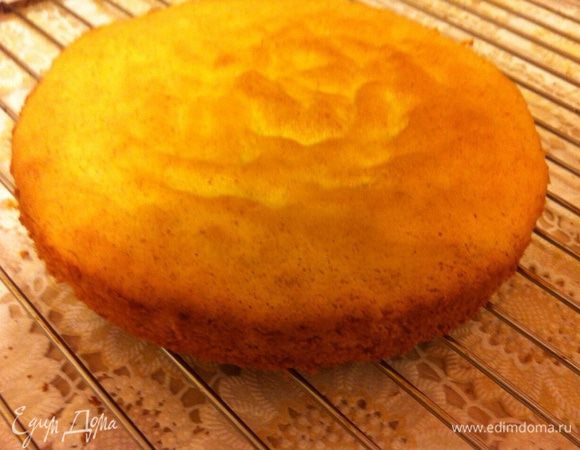 Достать бисквит и сразу перевернуть на решетку в форме, минут через 10 достать из формы дать полностью остыть на решетке