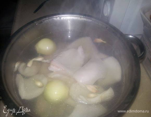 Положить рубец в кастрюлю, луковицу разрезанную пополам и чеснок (кожицу снимать не нужно). Залить 4 литрами кипятка, поставить на средний огонь. Вариться 3 часа. Рубец готов, когда легко протыкается вилкой.