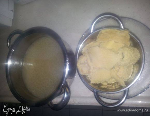 Рубец достать из бульона. Бульон процедить.