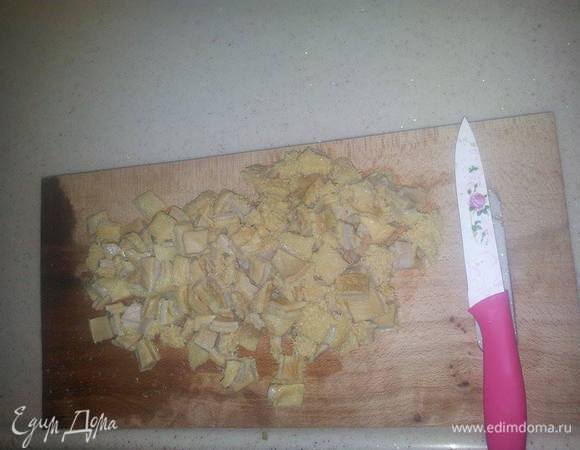 Порезать кусочками 1-2 см, положить обратно в бульон и поставить на огонь.