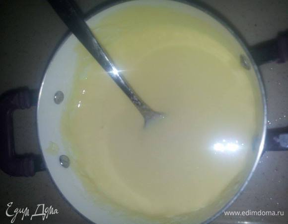 Смешать яйцо с йогуртом и лимонный сок. Добавить муку, хорошенько размешать. Зачерпнуть немного бульона и добавить к яичной смеси, перемешать.