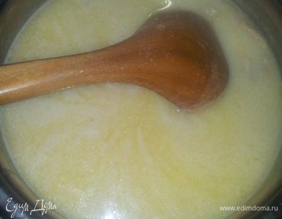 В кипящий бульон постепенно влить яичную смесь, непрерывно помешивая.   Довести суп до кипения. Растопить сливочное масло, влить в суп.
