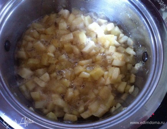 Яблоки нарезать кубиком сбрызнуты лимонным соком что бы не потемнели, на греть в сотейнике 3 ложки меда, добавить яблоки, тушить 10 минут в конце добавить щепотку корицы, если Ваши яблоки очень кислые можно добавить 1 ст. л. сахара. Откинуть на дуршлаг, жидкость собрать, дать остыть.