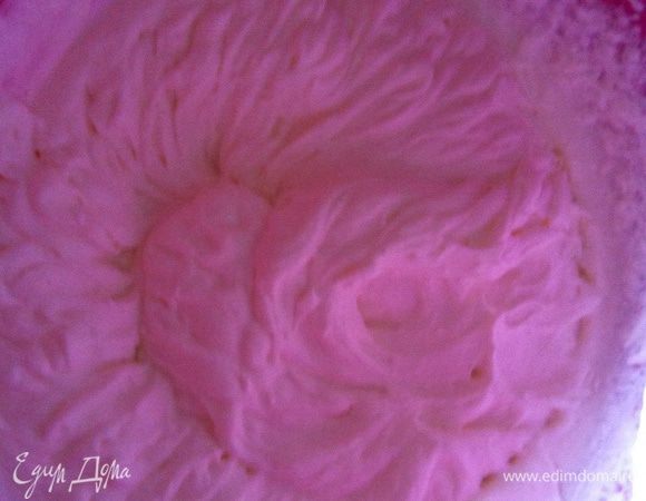 Сливки 350 гр взбить до плотных пиков.