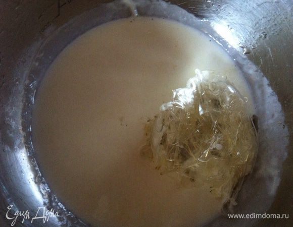 Остальные 100 гр подогреть и развести в них замоченный и отжатый желатин.