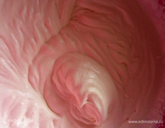 Ввести тонкой струйкой в сливки сгущеное молоко взбивая на низких оборотах и сливки с желатином