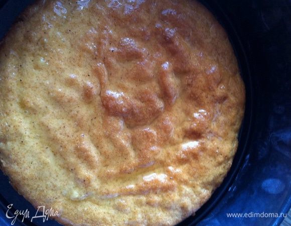 В форму 20 см выложить бисквит, бока я прокладываю ацетатной пленкой. Бисквит пропитать собранным с яблок соком.