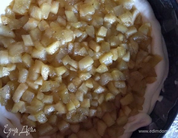 Заполнить углубление яблоками.