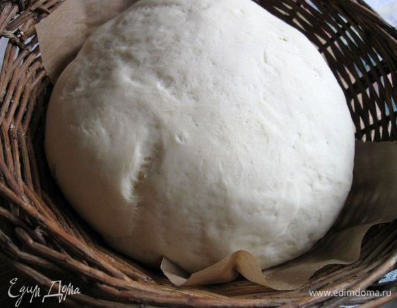 Тесто накрыть полотенцем, поставить в теплое место на 1 час. Оно должно увеличиться в объеме примерно вдвое. Количество теста рассчитано на 1 большую или 2 пиццы поменьше .
