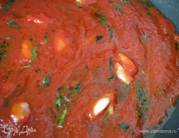 Соус. Чеснок очистить. На разогретой сковороде с добавлением масла слегка обжарить раздавленные плоской стороной ножа зубчики чеснока, добавить  базилик (порезанный), влить пассату, помидоры в собственном соку, посолить, поперчить, перемешать и томить на слабом огне 5 минут. Протереть через сито. Снова прогреть несколько минут на сковороде. Охладить при комнатной температуре.