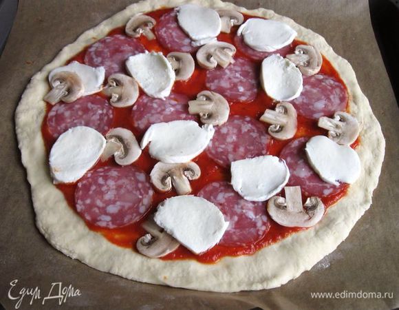  Шампиньоны, моцареллу (порезать пластинами), кружочки перца. 