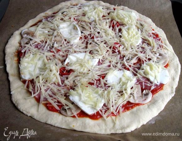 Сверху присыпать пармезаном. Запекать  12 – 14  минут, при  250С. Через 10 минут загляните в духовку, вам может понадобиться на минуту меньше времени.