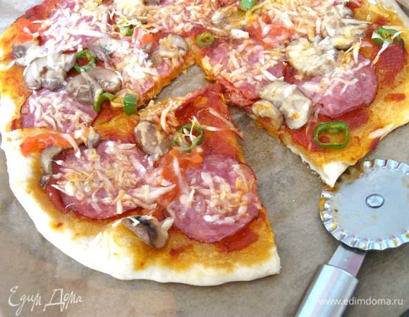 А это пицца с основой из теста по рецепту Ришара Бертине, начинка та же, кроме моцареллы, в тот момент ее не оказалось, но было тоже очень вкусно.