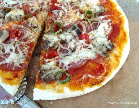 Третий вариант, в котором в тесте два вида итальянской муки – пшеничной мягких сортов тонкого помола типа 00 и крупного помола твердых сортов Semola в соотношении 2:1. Любой вариант, мне кажется, интересен.