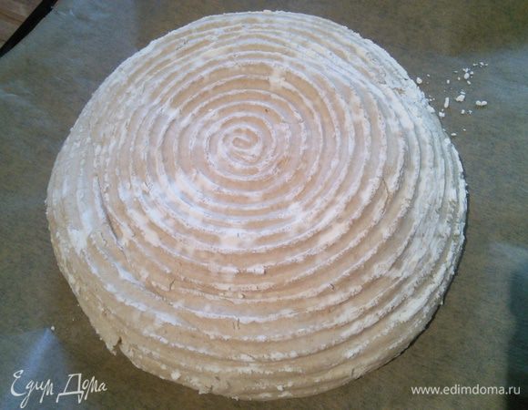 На следующий день утром разогрейте духовку до 250°, тесто аккуратно выложите на противень. Буханка немного "присела" от переноса, но в духовке опять радостно приподнялась.  Можно сделать надрезы. Поместите противень в духовку, через 8-10 мин снизьте температуру до 190 °. Общее время выпечки приблизительно 50 мин.

* При выпекании этого хлеба необходим пар. Для этого нужно каждые 10-15 мин опрыскивать духовку водой. Не рекомендую ставить в нижний отдел духовки железную мисочку с горячей водой или кусочками льда, т. к.  донышко хлеба будет влажным. 